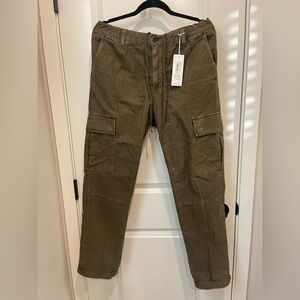 Kace 28 Cargo

MODERN STRAIGHT

Color: Sulfur Shady Moss 

New, Size: 33X30